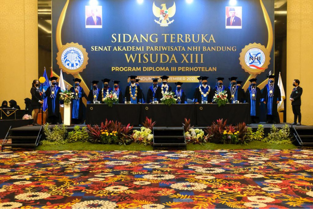 Akpar NHI Bandung sukses melaksanakan wisuda ke-13 Program D3 secara tatap muka di Trans Convention Center,The Trans Luxury Hotel Bandung. 