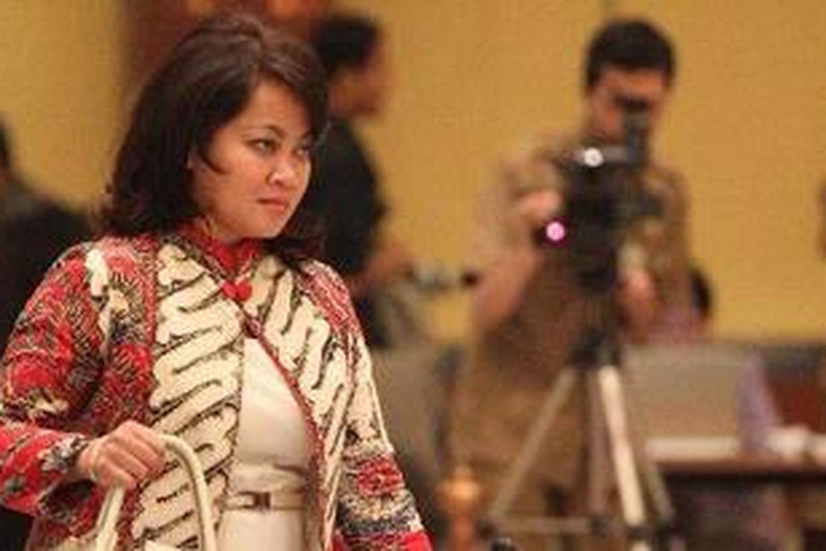 Melli Darsa menjadi satu-satunya perempuan dari tujuh orang yang lolos seleksi calon pimpinan KPK untuk mengikuti wawancara dengan anggota panitia seleksi yang diadakan di Gedung Kementerian Hukum dan Hak Asasi Manusia, Jakarta, Kamis (26/8/2010).