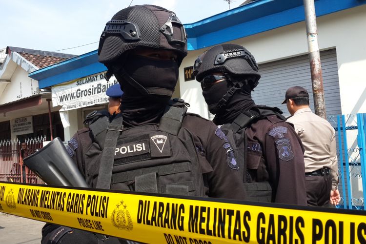 Sejumlah anggota Brimob Polda Jatim saat mengamankan penggeledahan rumah pelaku terduga teroris di Singosari, Kabupaten Malang oleh Densus 88, Senin (19/6/2017)