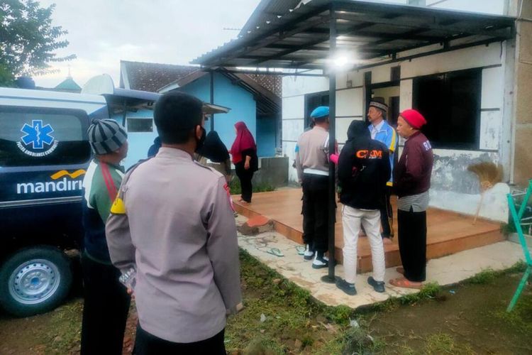 Warga Kampung Cibeureum digegerkan dengan penemuan mayat seorang pria di tangga masjid pada Kamis (14/7/2022) pagi. Mayat tersebut merupakan warga Kampung Pasir Tilil, Desa Ciwidey, Kabupaten Bandung, Jawa Barat.