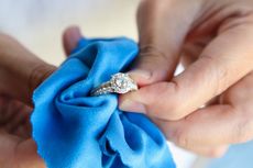 Cara Membersihkan Perhiasan dan Dekorasi Emas agar Tetap Berkilau
