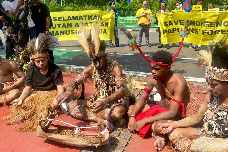 Masyarakat adat suku Awyu dan suku Moi, serta sejumlah aktivis menggelar aksi damai di depan Mahmakah Agung, Jakarta, pada Senin (27/5/2024), berharap Mahkamah Agung menjatuhkan putusan hukum yang melindungi hutan adat mereka.