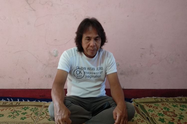 Sugeng Kusharyanto ayah Henry Anggota KPU korban penganiayaan hingga tewas saat ditemui di rumah duka, Selasa (12/8/2020)