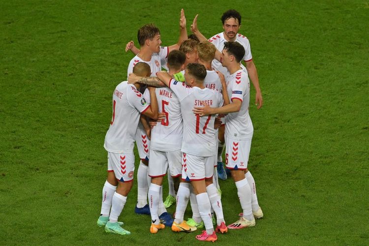 Para pemain Denmark merayakan gol kedua mereka ke gawang Republik Ceko yang dicetak Kasper Dolberg pada laga perempat final Euro 2020 di Stadion Olimpiade Baku, Azerbaijan, Sabtu (3/7/2021). 