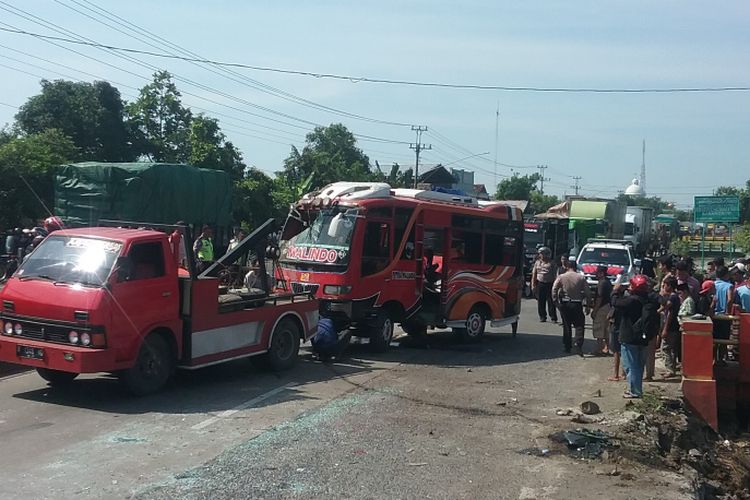 Bus yang ditabrak tronton dan masuk sungai saat dievakuasi.