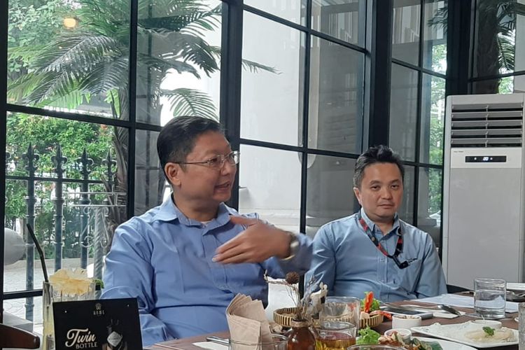 Direktur Keuangan dan Perencanaan Bisnis Bank Sampoerna bersama Kepala Divisi Komunikasi Perusahaan & Hubungan Investor Bank Samporena