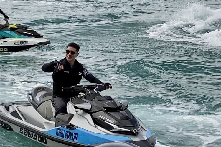 Anggota DPR Varrel Bramasta melakukan aksi akrobatik saat tiba di Dermaga BBJ Bakauheni, Jumat (14/11/2025).