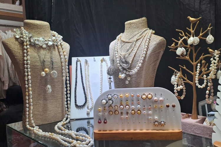 Perhiasan mutiara dari Bunga Jewellery Pearls yang ada di INACRAFT 2024, Rabu (28/2/2024)