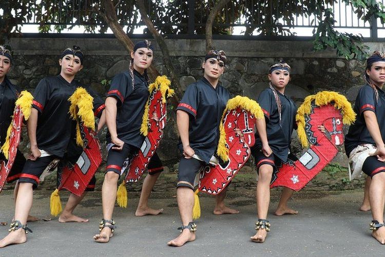 Penampilan maskulin penari Sanggar Tari Kidang Kencana sebelum berganti pakaian. 