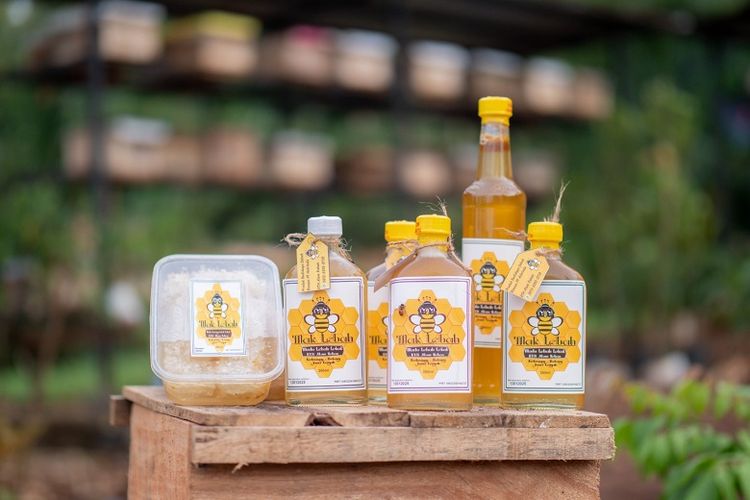 Aneka produk madu yang dijual oleh KTH Alam Roban.