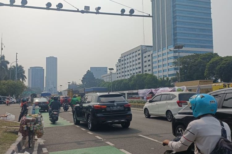 Jalan Gatot Subroto, Senayan, Jakarta Pusat tepatnya di depan Gedung DPR RI yang kini kembali dibuka. Akses jalan itu sempat ditutup lantaran aksi unjuk rasa para tenaga kesehatan yang menolak UU Kesehatan Omnibus Law, Senin (5/6/2023).
