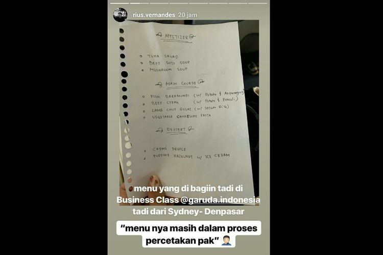 Unggahan akun instagram @rius.vernandes mengenai kartu menu kelas bisnis maskapai Garuda Indonesia yang disebut hanya ditulis tangan. Screenshot diambil pada Minggu (14/7/2019).