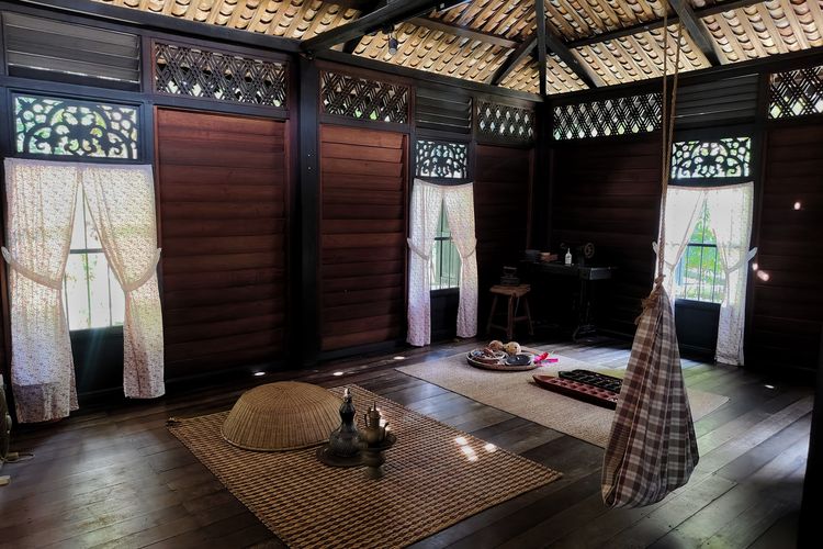 Tampak ruang makan Rumah Penghulu Abu Seman, rumah tradisional Malaysia di Kuala Lumpur, Selasa (30/9/2025). 