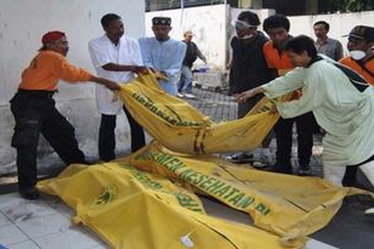 Paramedics lay out the bodies of victims of the Mount Merapi eruption at a a hospital in the ancient city of Yogyakarta October 27, 2010. 