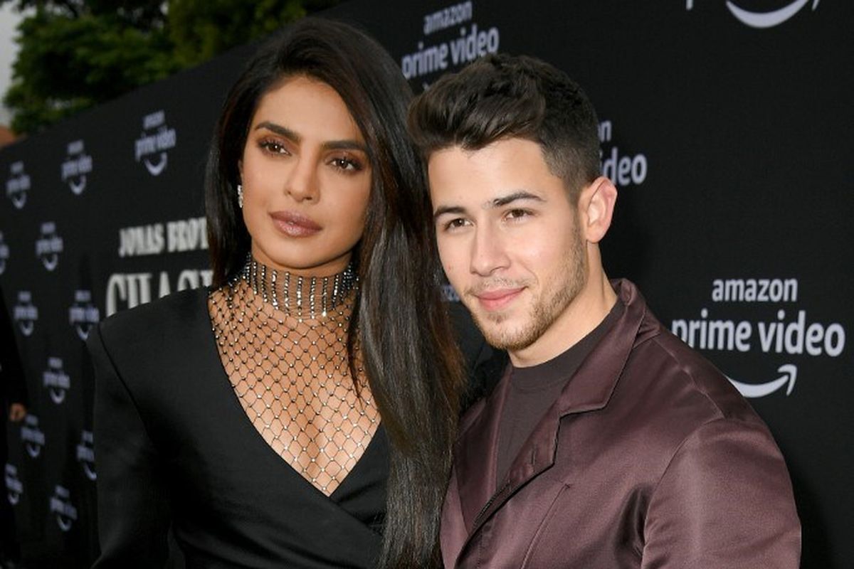 Pasangan Priyanka Chopra-Jonas dan Nick Jonas menghadiri pemutaran perdana film tentang Jonas Brothers, Chasing Happiness, di Regency Bruin Theatre, Los Angeles, California, pada 3 Juni 2019. 