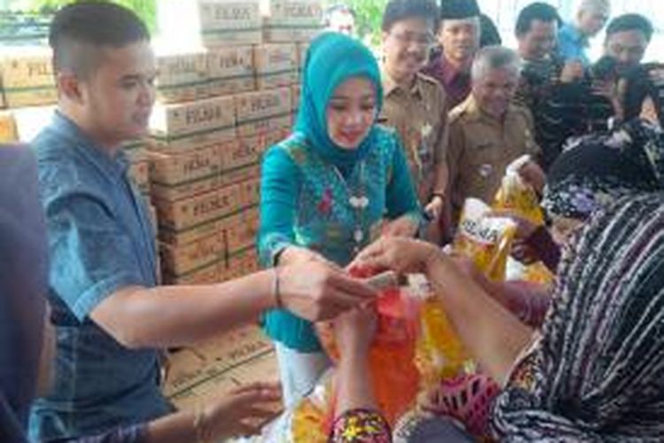 Istri Wali Kota Bandung, Atalia Praratya Kamil ikut berjualan dalam Bazar Ramadhan Dinas Koperasi UKM dan Perindustrian Perdagangan Kota Bandung, Selasa (7/7/2015)