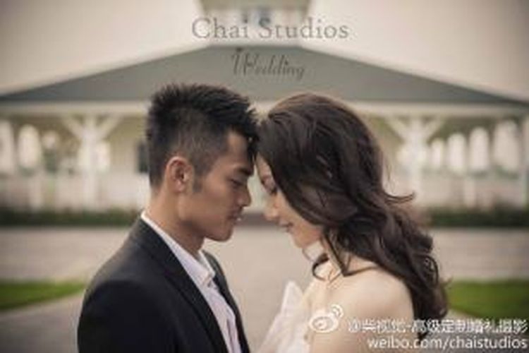 Foto pernikahan dua atlet bulu tangkis China, Lin Dan (kiri) dan Xie Xingfang. Mereka melangsungkan pernikahan di Beijing, China, pada 10 Oktober 2012.
