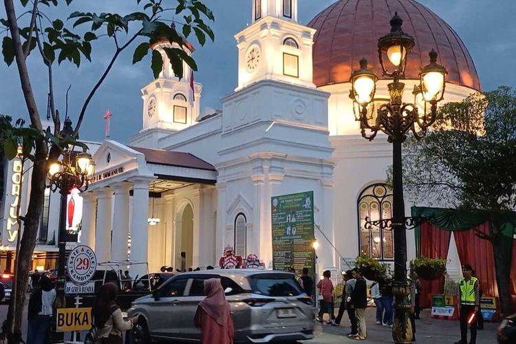 Suasana wisatawan berlibur di Kawasan Kota Lama Semarang, Sabtu (27/12/2025).
