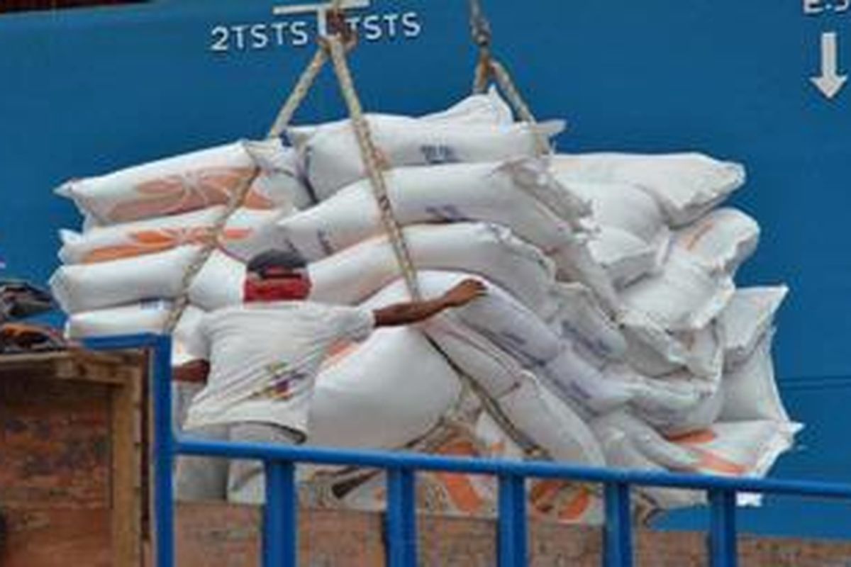 Ilustrasi: Beras impor asal India tiba di Pelabuhan Panjang, Bandar Lampung, Senin (20/2/2012) lalu.