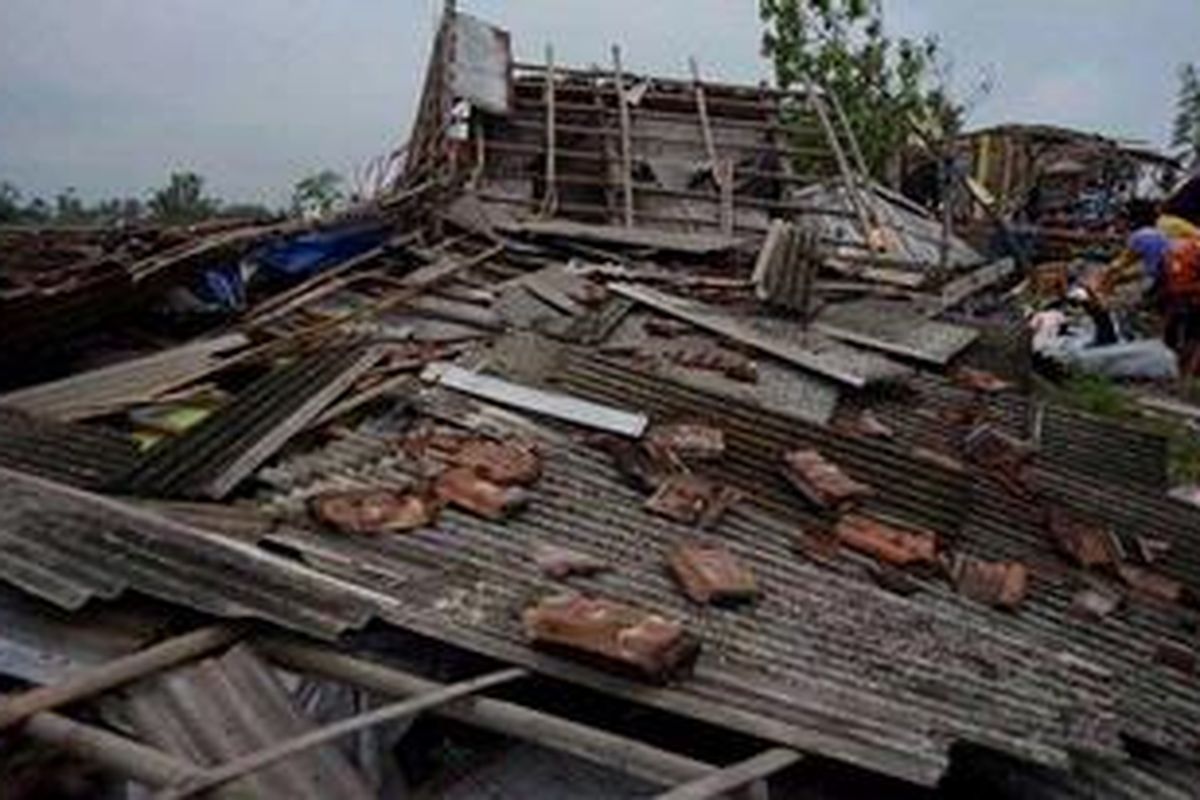 Ilustrasi: Warga berusaha menyelamatkan harta benda setelah rumah mereka roboh terkena hempasan angin puting beliung yang melanda Desa Purwomartani, Kalasan, Sleman, Jumat (7/12/2012). Meskipun tidak terdapat korban jiwa, namun puluhan rumah di tiga dusun di kelurahan tersebut mengalami kerusakan akibat peristiwa ini.     