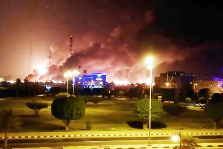 Tayangan video memperlihatkan kebakaran di fasilitas perusahaan minyak Aramco di Abqaiq, Arab Saudi, setelah serangan drone pada Sabtu dini hari (14/9/2019).