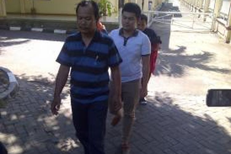 Anggara Putra Trisula meninggalkan RS Bhayangkari, Surabaya, usai menjalani tes psikologi, Rabu (6/11/2013).
