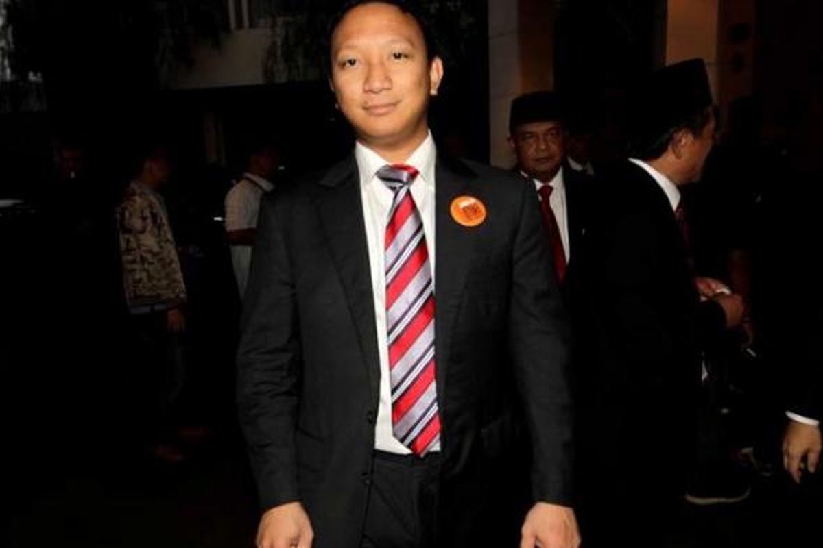 Anggota DPR terpilih dari Partai Gerindra, Aryo Djojohadikusumo bersiap Hotel Sultan, Jakarta, sebelum menuju Monumen Pancasila Sakti untuk mengikuti upacara Hari Kesaktian Pancasila, Rabu (1/10/2014).