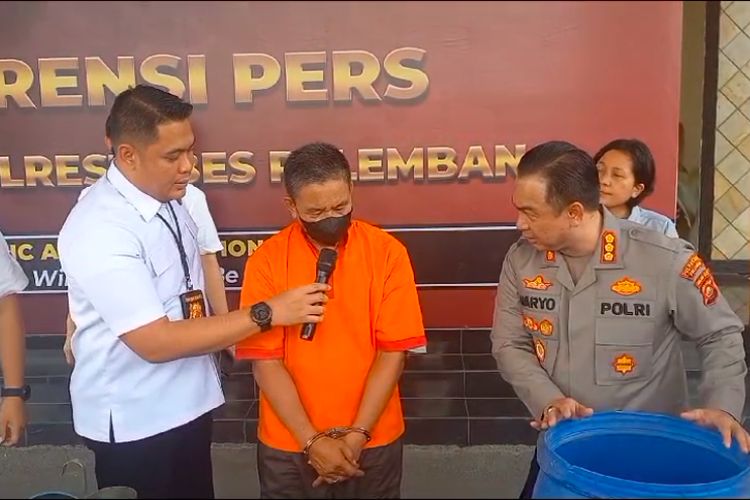 Arjo Madjuri (53) pelaku pengoplosan BBM jenis Solar dan Pertalite saat berada di Polrestabes Palembang, Kamis (5/10/2023).