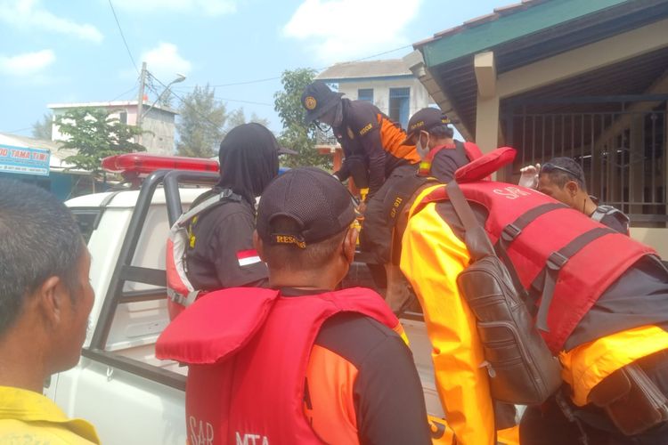 Evakuasi nelayan yang tewas di perairan Kebumen, Jawa Tengah, Rabu (20/9/2023).