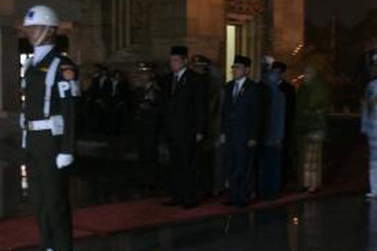 Presiden Susilo Bambang Yudhoyono (kiri) dan Wakil Presiden Boediono (kanan), saat upacara apel kehormatan dan renungan suci di Taman Makam Pahlawan Kalibata, Jakarta Selatan, Minggu (17/8/2014)