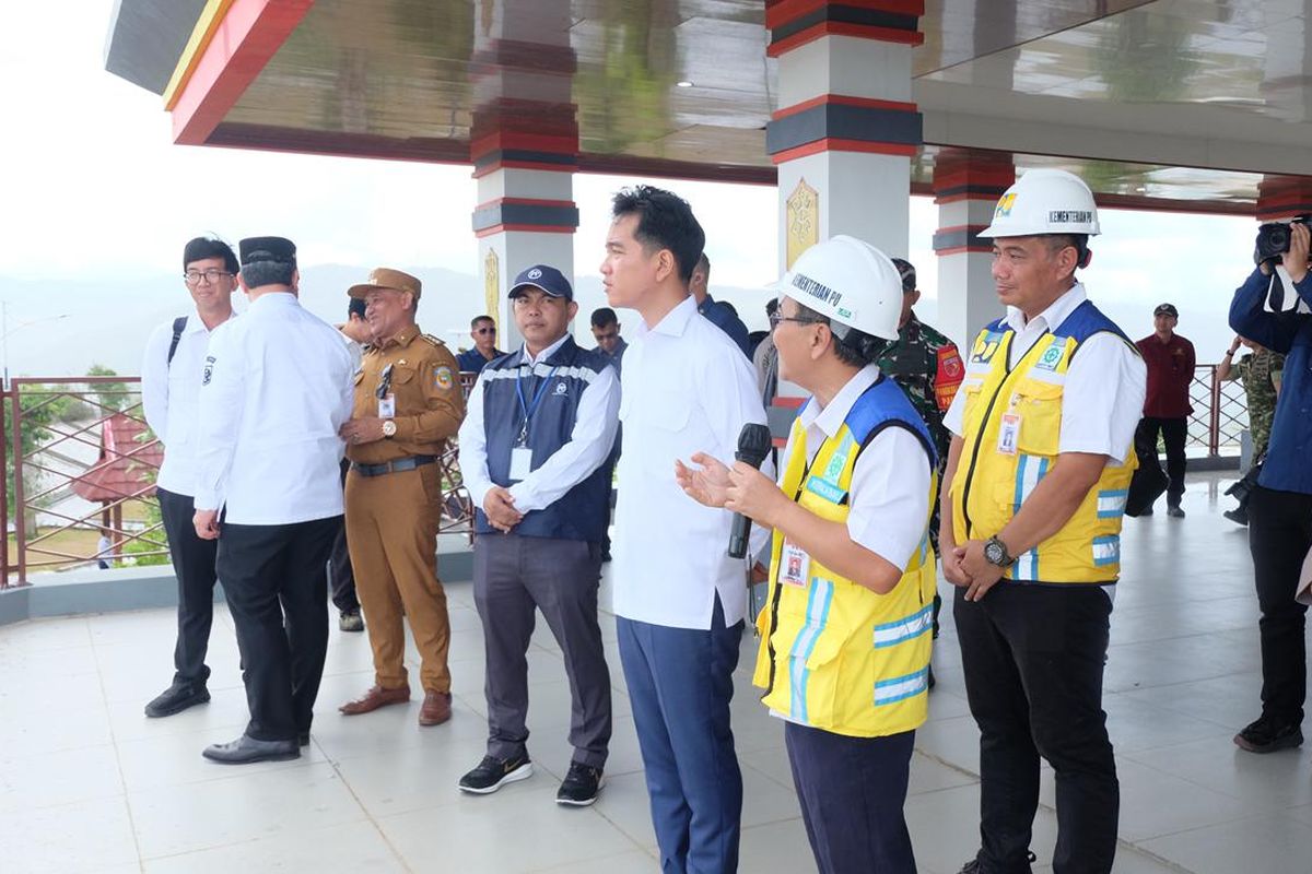 Wakil Presiden (Wapres) Gibran Rakabuming Raka saat meninjau langsung progres konstruksi bendungan Bendungan Way Apu yang dibangun Pembangunan Perumahan (PTPP) di Kabupaten Buru, Maluku, Selasa (14/10/2025).
