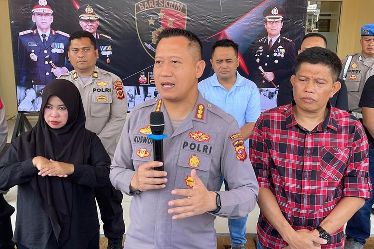 Kapolresta Bandung Kombes Pol Kusworo Wibowo sahat melakukan gelar perkara di Mapolresta Bandung, Soreang pada Kamis (5/10/2023) terkait kasus pembunuhan di Kecamatan Baleendah, Kabupaten Bandung yang terjadi pada dua pekan lalu
