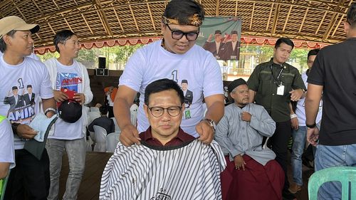 Potong Rambut Massal di Garut, Cak Imin Dipangkas Rambutnya oleh Tukang Cukur SBY dan Jokowi