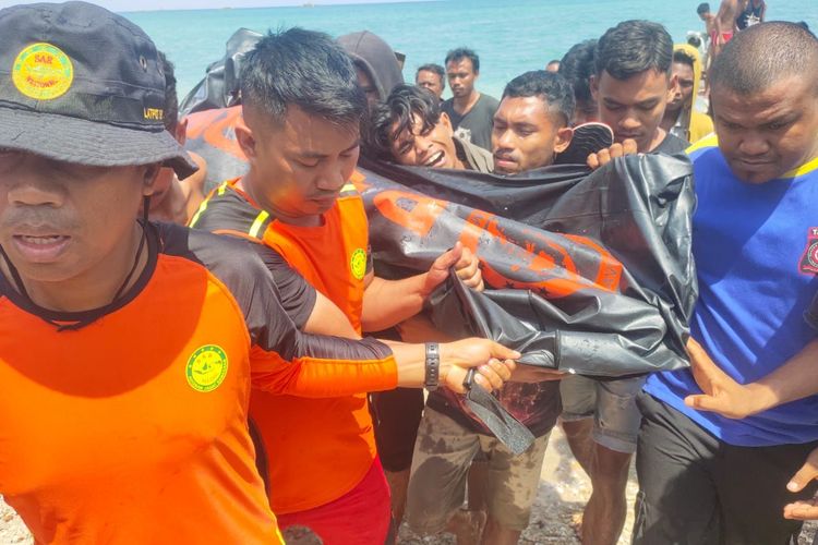 Tim SAR Kupang, NTT mengevakuasi jenazah Yohanes Yelo Bora (26), di Pantai Oesapa, Kota Kupang