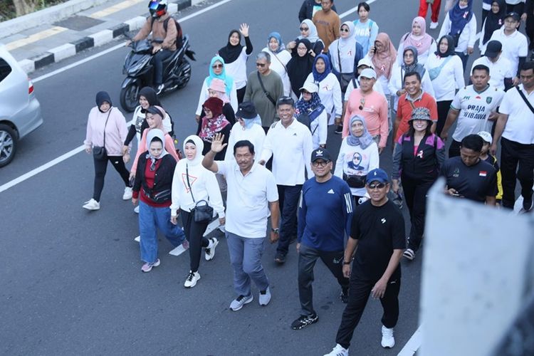 Pj Gubernur Jateng Nana Sudjana mengikuti Family Fun Walk dalam rangkaian peringatan Harganas ke-31 tingkat Provinsi Jateng, di Kota Semarang, Minggu (23/6/2024).