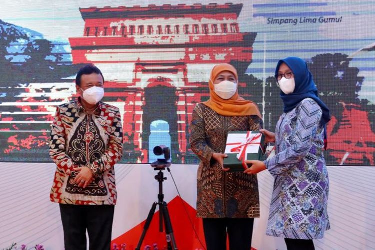 Gubernur Jawa Timur Khofifah Indar Parawansa dan Bupati Banyuwangi Ipuk Fiestiandani, menunjukkan sertipikat Pemkab Banyuwangi yang baru diserahterimakan di Gedung Grahadi, Kota Surabaya, Jawa Timur, Senin (27/12/2021). Dok Humas Pemkab Banyuwangi 