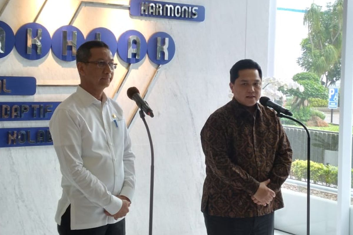Penjabat Gubernur DKI Jakarta Heru Budi Hartono bersama Menteri Badan Usaha Milik Negara (BUMN) Erick Thohir, di Jakarta, Rabu (19/10/2022).