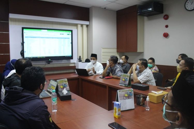 Suasana pleno capaian penghimpunan Ramadan 1442H di Yayasan Dompet Dhuafa, Kamis (13/5/2021) dini hari. Dalam pleno tersebut, tercatat capaian peningkatan penghimpunan donasi selama Ramadan sebesar 11,14 persen.