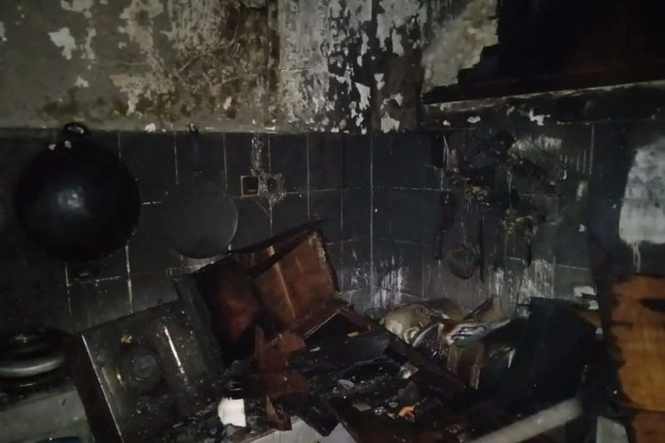 Dapur rumah milik Safitri yang terbakar akibat korsleting yang berasal dari saklar listrik di dapur rumah yang berada di Jalan Kampung Rawa Bebek Jalan Duren Dalem, Kota Baru, Bekasi Barat, Kota Bekasi. Selasa (10/5/2022). (Dokumentasi Dinas Damkar) 