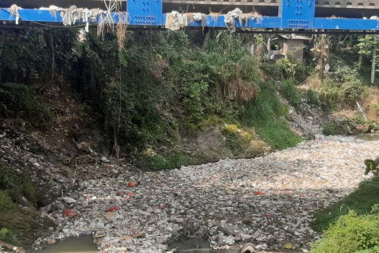 Tumpukan sampah di Sungai Cibanten akan dibersihkan pekan ini karena sudah mengganggu aktifitas warga