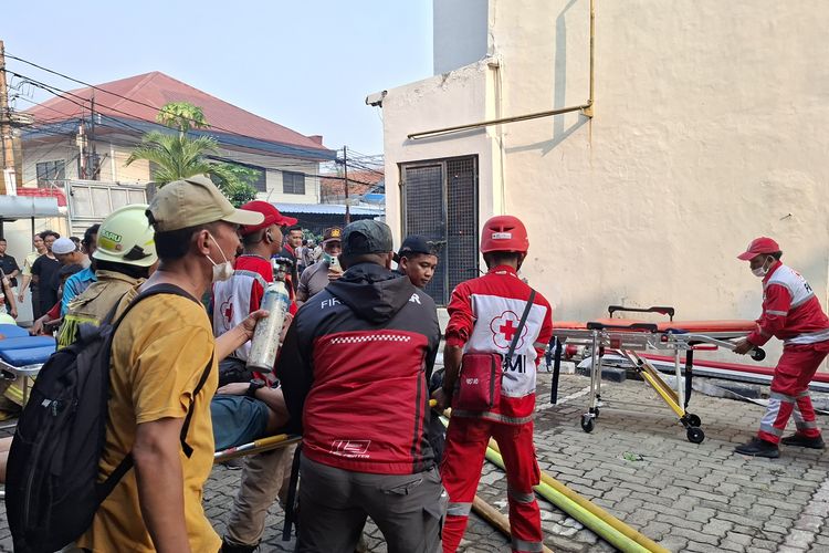 2 Petugas Damkar Dibawa ke RS karena Sesak Napas Saat Padamkan Api di Gambir Jakpus