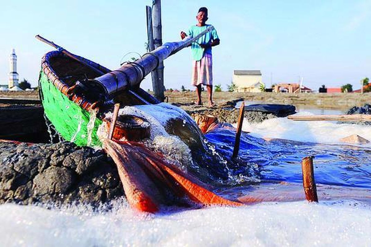 Sayeti (70) di Desa Pinggirpapas, Kecamatan Kalianget, Kabupaten Sumenep, Jawa Timur, mengolah air laut untuk menjadi garam, Sabtu (17/9).
