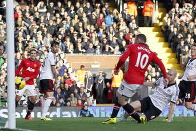Striker Manchester United, Wayne Rooney, mencetak gol ke gawang Fulham setelah menerima umpan silang dari Robin van Persie (2 dari kiri), dalam lanjutan Premier League, Sabtu (2/11/2013).