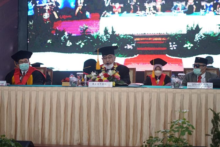 Rektor Universitas Pendidikan Indonesia (UPI) M. Solehuddin saat menyelenggarakan forum pengukuhan delapan guru besar UPI Tahun 2021 di Gedung Achmad Sanusi selama dua hari pada Selasa (8/6/2021) - Rabu (9/6/2021).
