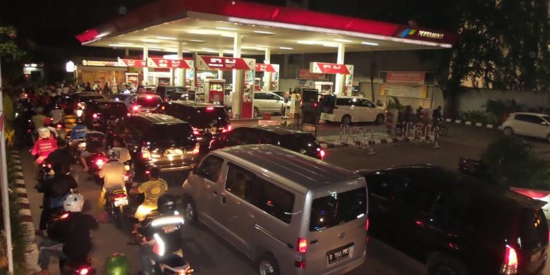 Suasana antrean pembelian bahan bakar minyak di SPBU 31.103.03, Jalan Cikini Raya, Jakarta Pusat, Senin (17/11/2014) malam, pasca pengumuman kenaikan harga BBM di Istana Presiden, Jakarta. 