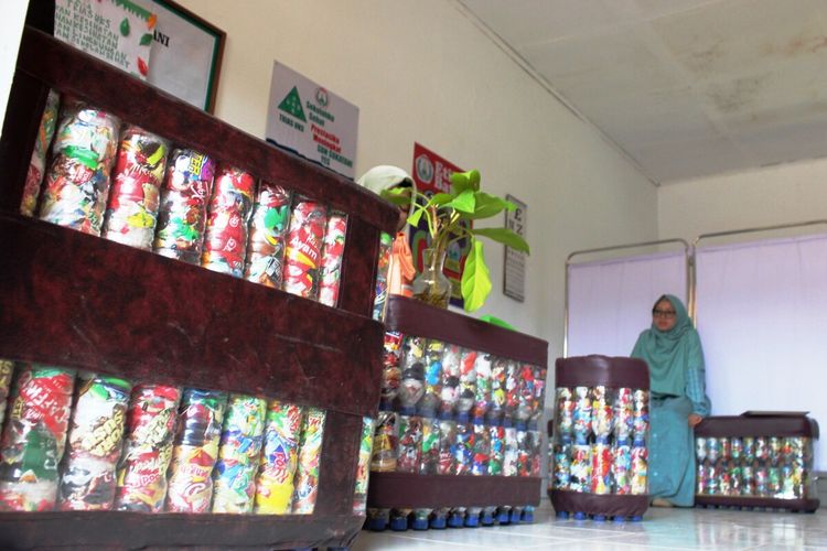 Salah satu produk dari bahan daur ulang sampah yang berhasil dikembangkkan Nurhayati, Kepala SDN Sukatani Cianjur, Jawa Barat.