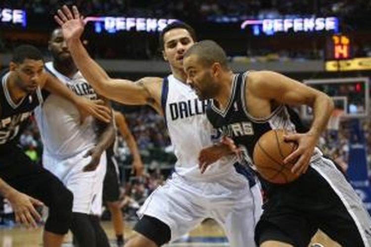 Pebasket San Antonio Spurs, Tony Parker (kanan) mencoba melewati pemain Dallas Mavericks, Shane Larkin pada laga lanjutan kompetisi NBA di American Airlines Center, Kamis (26/12/2013).