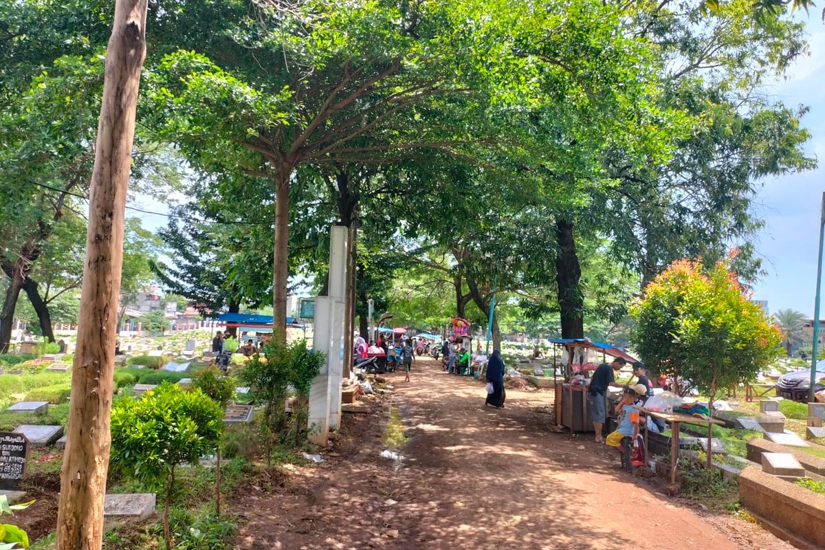 Tempat Pemakaman Umum (TPU) Grogol Kemanggisan, Palmerah, Jakarta Barat, diramaikan dengan deretan pedagang-pedagang bunga dadakan, pada Sabtu (2/4/2022).