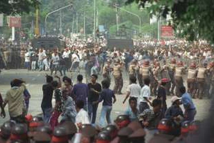 Penyerbuan kantor PDI di Jalan Diponegoro oleh pendukung kubu Soerjadi berakhir dengan bentrokan antara massa dan aparat keamanan di kawasan Jalan Salemba, Jakarta Pusat, 27 Juli 1996. Sebelumnya, kantor PDI diduduki massa pendukung Megawati.