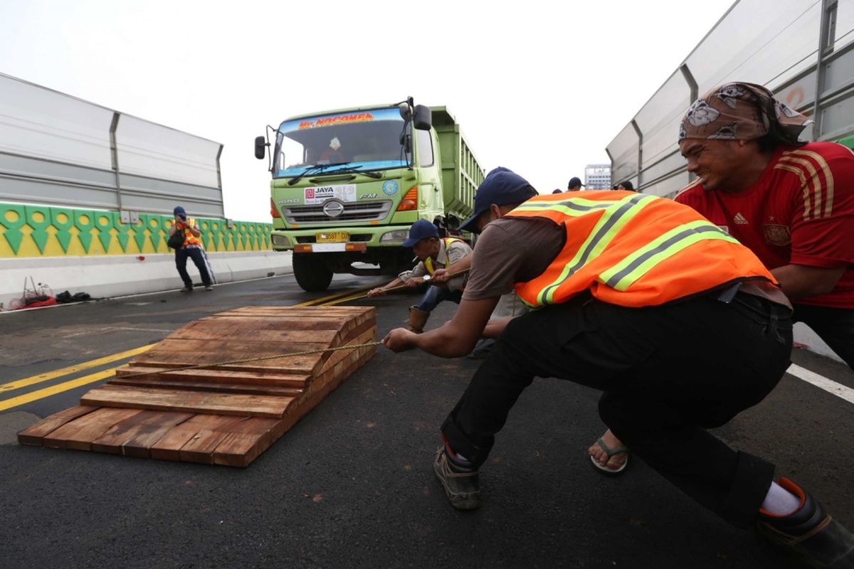 Komisi Keamanan Jembatan dan Terowongan Jalan (KKJTJ), Kementerian Pekerjaan Umum dan Perumahan Rakyat (Kemen PUPR) bersama Dinas Pekerjaan Umum Bina Marga Provinsi DKI melakukan pengujian beban terhadap ruas di jalan layang tranjakarta koridor 13, Jakarta, Kamis (20/7/2017). Sebanyak 25 truk dengan beratan muatan batu arang dengan berat 30 ton untuk pengujian dinamis dan 40 ton untuk pengujian beban dinamis digunakan sebagai salah satu perangkat dalam proses pengujian kelayakan ruas jalan yang membentang dari Ciledug hingga Tendean.